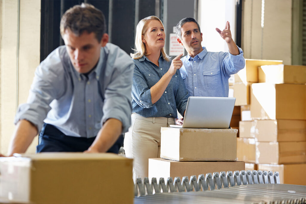 Dipendenti che lavorano nel pieno di un trasloco